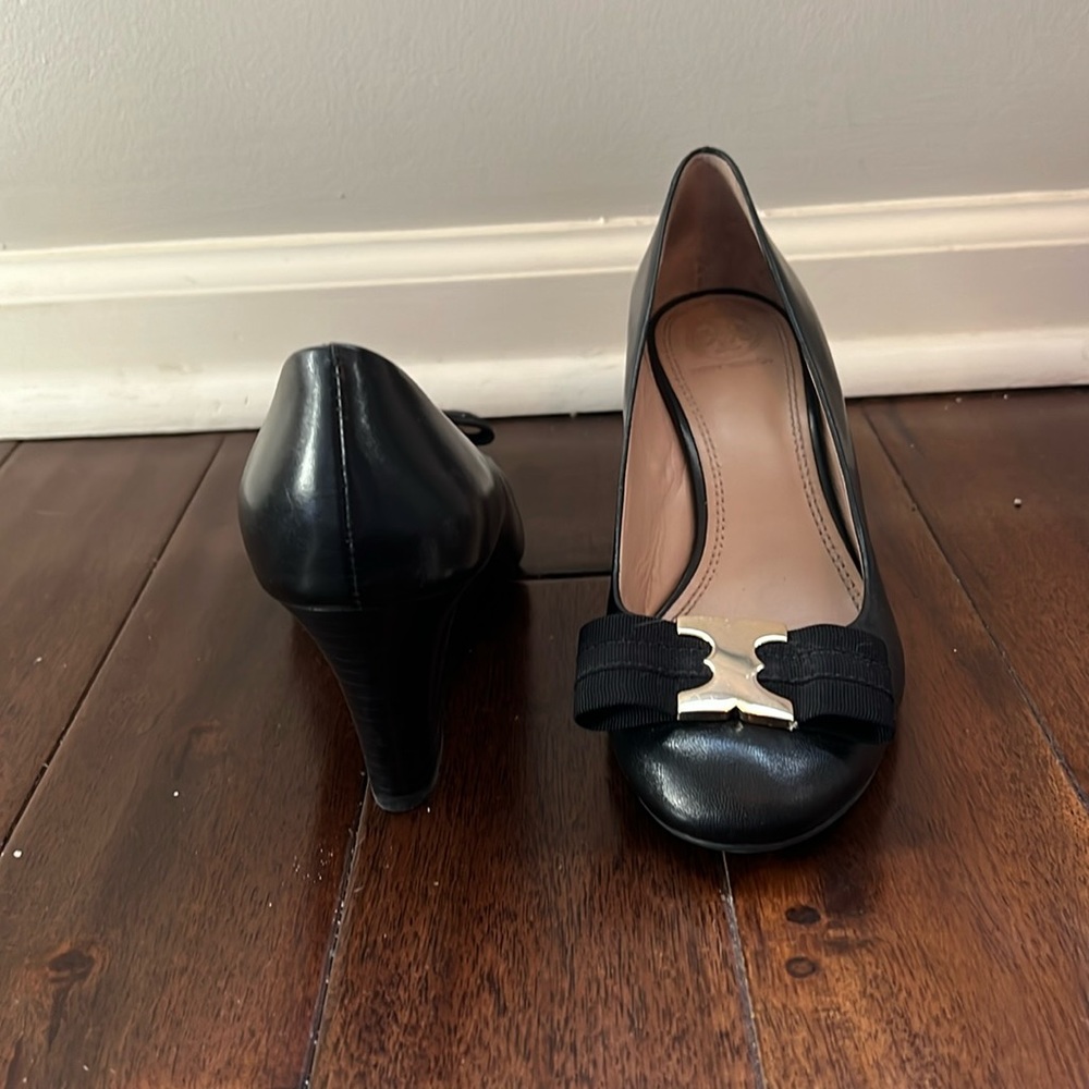 Tory Burch Gemini Link Black Leather Matte Size 7 Wedge